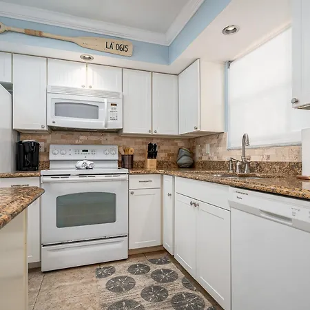 Gulf-View Condo: Beachfront, Pool, Walk Times Sq